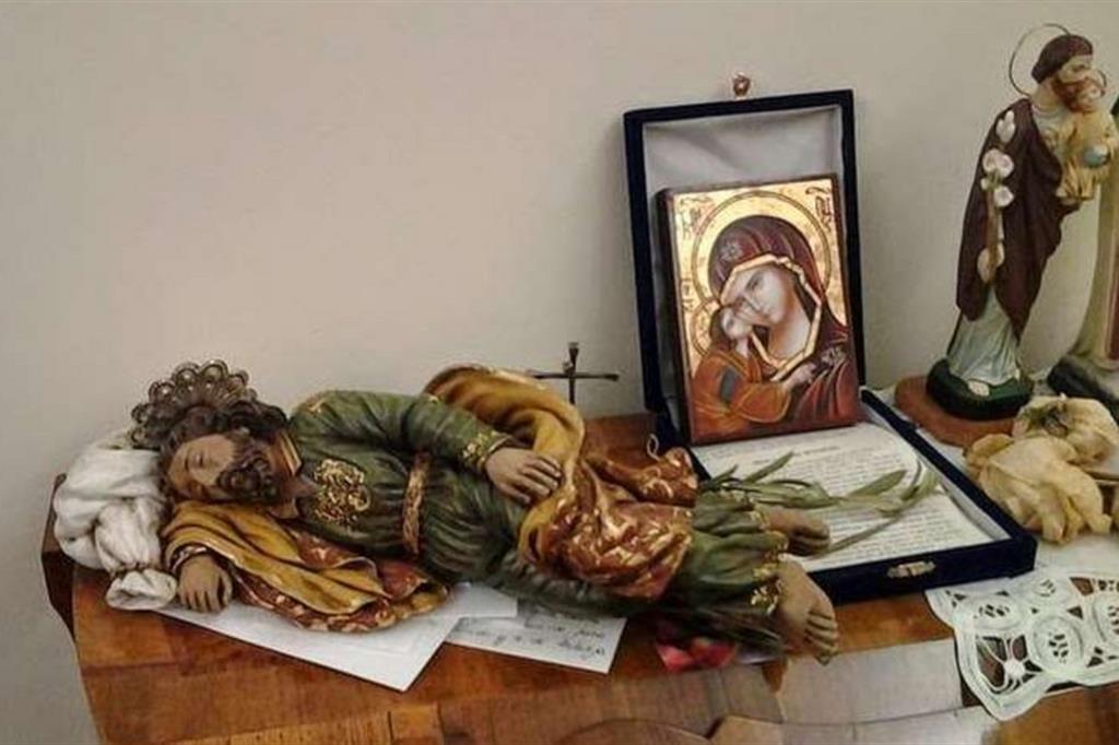 Forse non tutti sanno che Papa Giovanni XXIII, nel momento in cui fu eletto Papa, aveva pensato di chiamarsi Giuseppe. Sì, proprio così. Voleva portare il nome del falegname di Nazareth, di colui che non parlò mai, eppure fece parlare così tanto il cuore di Dio. Anche Papa Francesco custodiva un’immagine di San Giuseppe molto tenera, forse poco conosciuta: una statuetta del santo addormentato. La teneva accanto al letto, sul comodino. Sotto quella statua metteva, piegate con cura, le lettere dei fedeli. Quelle cariche di lacrime, di problemi che sembrano irrisolvibili, di vite appese a un filo. Le affidava a Giuseppe perché "dormisse su", come si dice quando si lascia decantare un pensiero. Ma non era solo un gesto simbolico. Era un atto di fede. Di fiducia. Di abbandono. E questo è sorprendente. Perché ci ricorda che anche quello che appare più grande di noi, anche ciò che sembra insuperabile, può trovare la sua via d’uscita se lo affidiamo. Se lo lasciamo andare. Se smettiamo di volerlo controllare. E forse, proprio nel buio, nel sonno, nel momento in cui ci sentiamo più fragili e meno attivi, Dio lavora di più. A me tutto questo fa venire in mente un paradosso, forse il più famoso della fisica quantistica: il gatto di Schrödinger. Hai presente? Quell’esperimento mentale del 1935, che racconta di un gatto chiuso in una scatola insieme a un meccanismo che può ucciderlo o no, con pari probabilità. Finché la scatola è chiusa, il gatto è contemporaneamente vivo e morto. Solo aprendo la scatola si determina il suo stato reale. Ecco, è come se la statuetta di San Giuseppe fosse quella scatola. Finché non riapriamo gli occhi, finché non “apriamo il coperchio” dopo una notte di sonno e preghiera, tutte le possibilità restano sospese. E Dio, con il suo amore creativo, elimina i finali sbagliati e lascia solo quello giusto. Quello che ci salva. Quello che ci sorprende. Perché Lui è il Dio del lieto fine. Anche quando non lo vediamo arrivare. San Giuseppe è il custode silenzioso dei nostri sogni. È l’uomo del “sì” senza parole, del lavoro silenzioso, del coraggio obbediente. Non ha bisogno di dire nulla: gli basta essere lì. Presente. Come un padre. Come un artigiano che plasma soluzioni mentre noi dormiamo. Nel suo silenzio c’è tutta la potenza della fede. E nella sua figura, la certezza che non siamo soli neppure nei momenti in cui tutto sembra sfuggirci di mano. È lì che interviene Giuseppe. Quando siamo al limite. Quando non sappiamo più dove sbattere la testa. Quando tutto ci dice che non ce la faremo. Sorprendente, vero? Come Dio ama risolvere i problemi… attraverso un padre che dorme. E sogna. E mentre sogna, salva. Hai mai provato a dormire fidandoti?