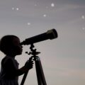 Non perché la teoria non sia suggestiva. Lo è, eccome. Ha il fascino delle cose che sembrano unire cielo e formule, Bibbia e relatività. Ma proprio per questo rischia di ingannarti. Perché vedi, il punto non è dove si trovi Dio. Il punto è che Dio non si trova. Dio è. E se è, allora non può essere confinato. Non può essere collocato. Non può essere distante. Dio non è a 439 trilioni di chilometri da te. È a zero. È qui, adesso, mentre i tuoi occhi scorrono queste parole. È nel battito silenzioso che non ascolti mai abbastanza. È nell’aria che entra nei tuoi polmoni senza chiedere permesso. È nella luce che si posa sulle cose e le rende visibili. È in te. E no, non è panteismo. È qualcosa di più profondo, più vertiginoso, più intimo. È quello che Plotino intuiva quando parlava di un’emanazione continua, di una realtà che sgorga da una sorgente inesauribile. Io te lo ripeto spesso, quasi fosse un ritornello: tutto ciò che esiste è amore condensato di Dio. Frammenti di un’esplosione d’amore che continua ancora. Capisci cosa significa? Che non può esistere un “fuori” da Dio. Perché Dio è questo. E se anche proviamo a guardarla da un punto di vista scientifico, la teoria di Guillén mostra delle crepe. Non piccole. Strutturali. L’Orizzonte Cosmico non è un luogo. È una prospettiva. Dipende da dove ti trovi. Tu stesso, in questo momento, sei l’orizzonte di qualcun altro. Ma questo non ti rende divino. E quel tempo che sembra fermarsi? Non si ferma davvero. È solo un effetto, un’illusione dovuta al redshift estremo. Per chi fosse lì, il tempo scorrerebbe normalmente. Vedi allora? Non è lì che devi cercare. Non oltre. Ma dentro. E forse è proprio questo che spaventa di più: accettare che Dio non sia lontano, irraggiungibile, nascosto ai confini dell’universo… ma incredibilmente vicino. Così vicino da abitarti. Così vicino da chiederti una sola cosa, silenziosa e potente: Te ne sei mai accorto davvero? Sorprendente, vero?